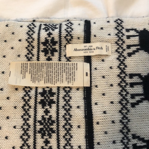 New Abercrombie & Fitch beanie & Scarf.  Reversible.  High quality made. - Picture 6 of 8